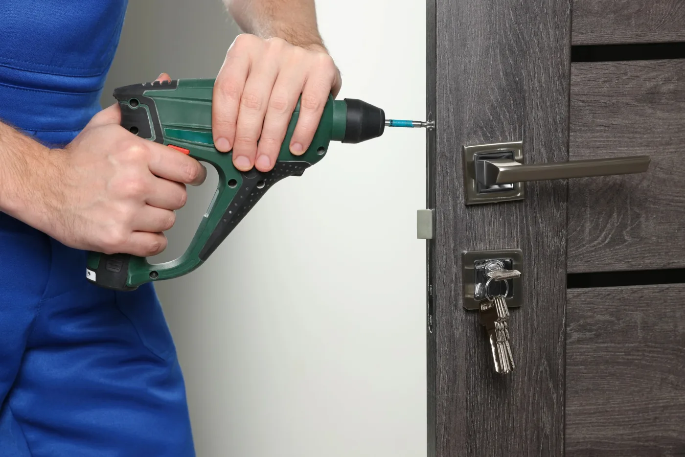 Remplacement du cylindre d'une serrure multipoints, clés en place, sur une porte parisienne du 75008
